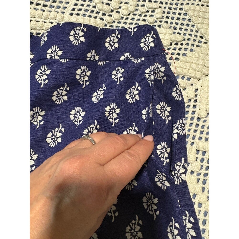 J.Crew 5” Linen Blend Shorts Womens Size 6 Navy Blue White Floral Print Casual - Picture 3 of 7